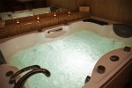 Pokój delux z jacuzzi z lustrem nad łóżkiem